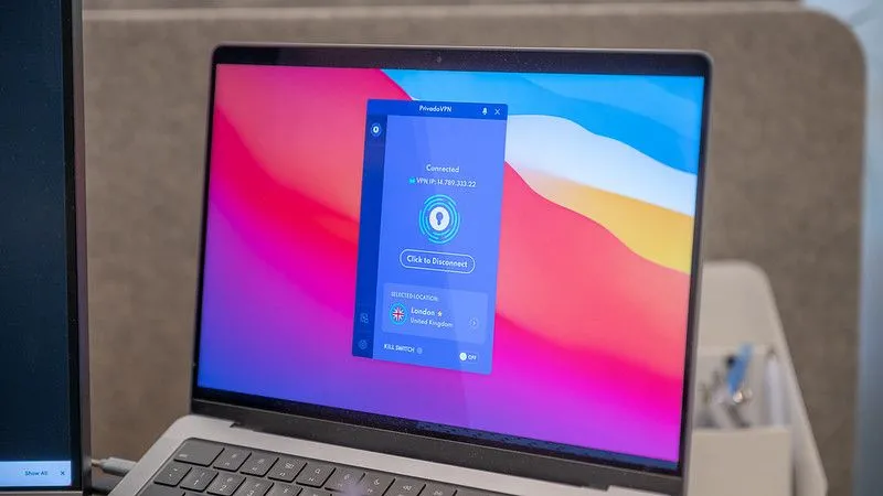 Ứng dụng VPN hoạt động trên MacBook Pro của Apple, minh họa bảo mật kết nối mạng