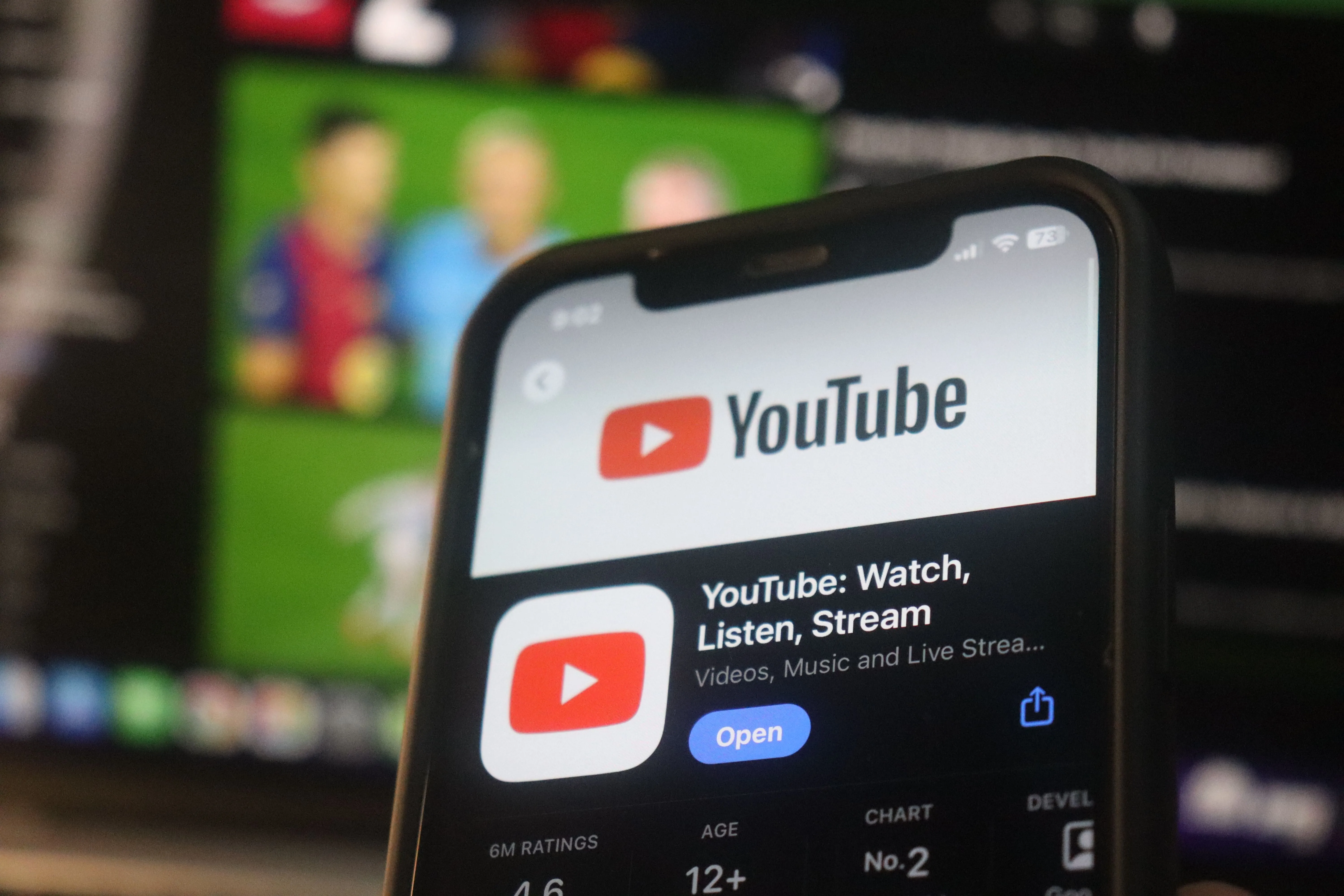 Ứng dụng YouTube trên điện thoại Android với nút 'Phát gì đó' nổi bật