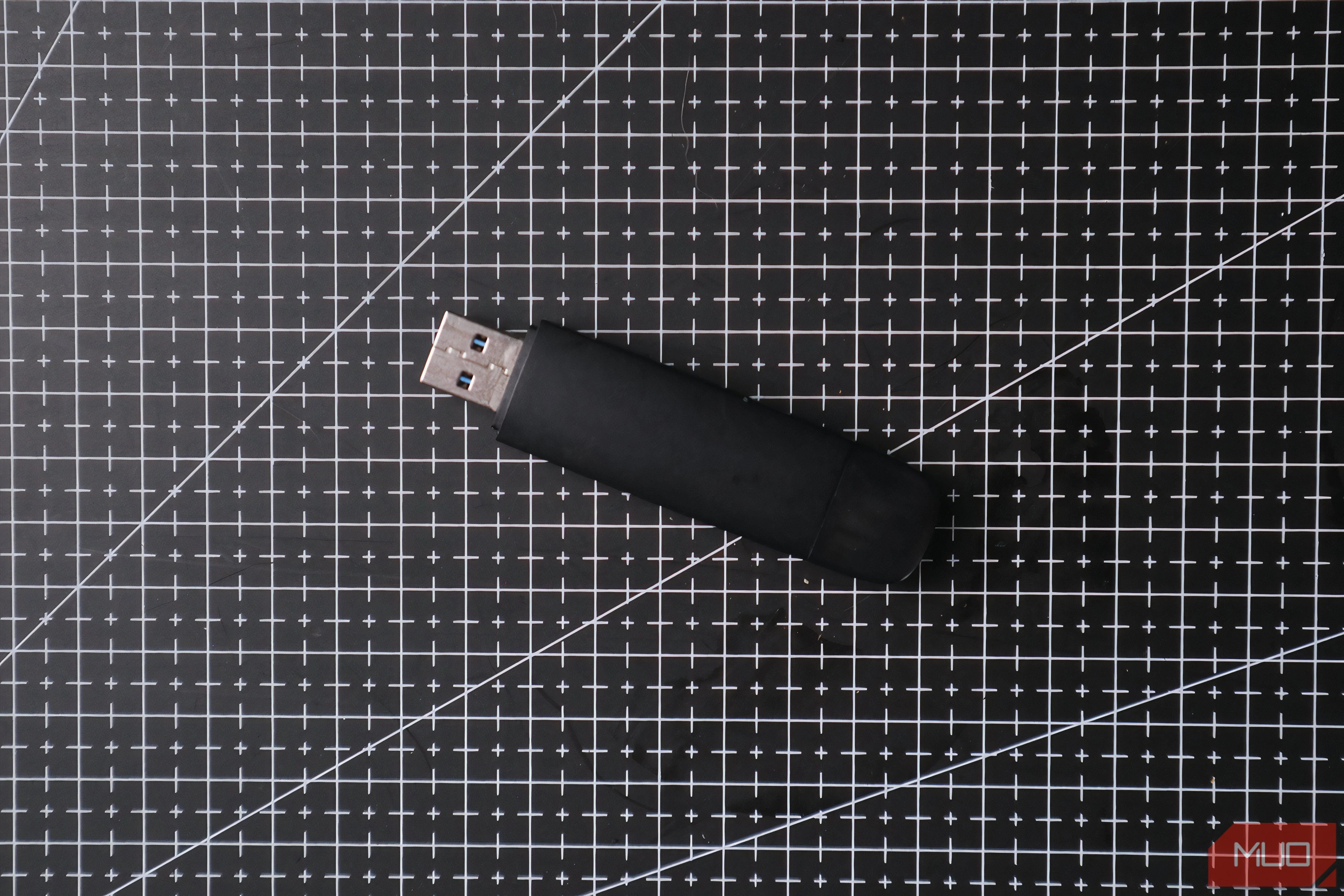 USB flash drive dùng để cài đặt hệ điều hành, firmware hoặc tiện ích chẩn đoán, là công cụ không thể thiếu khi sửa chữa và khắc phục lỗi phần mềm PC.