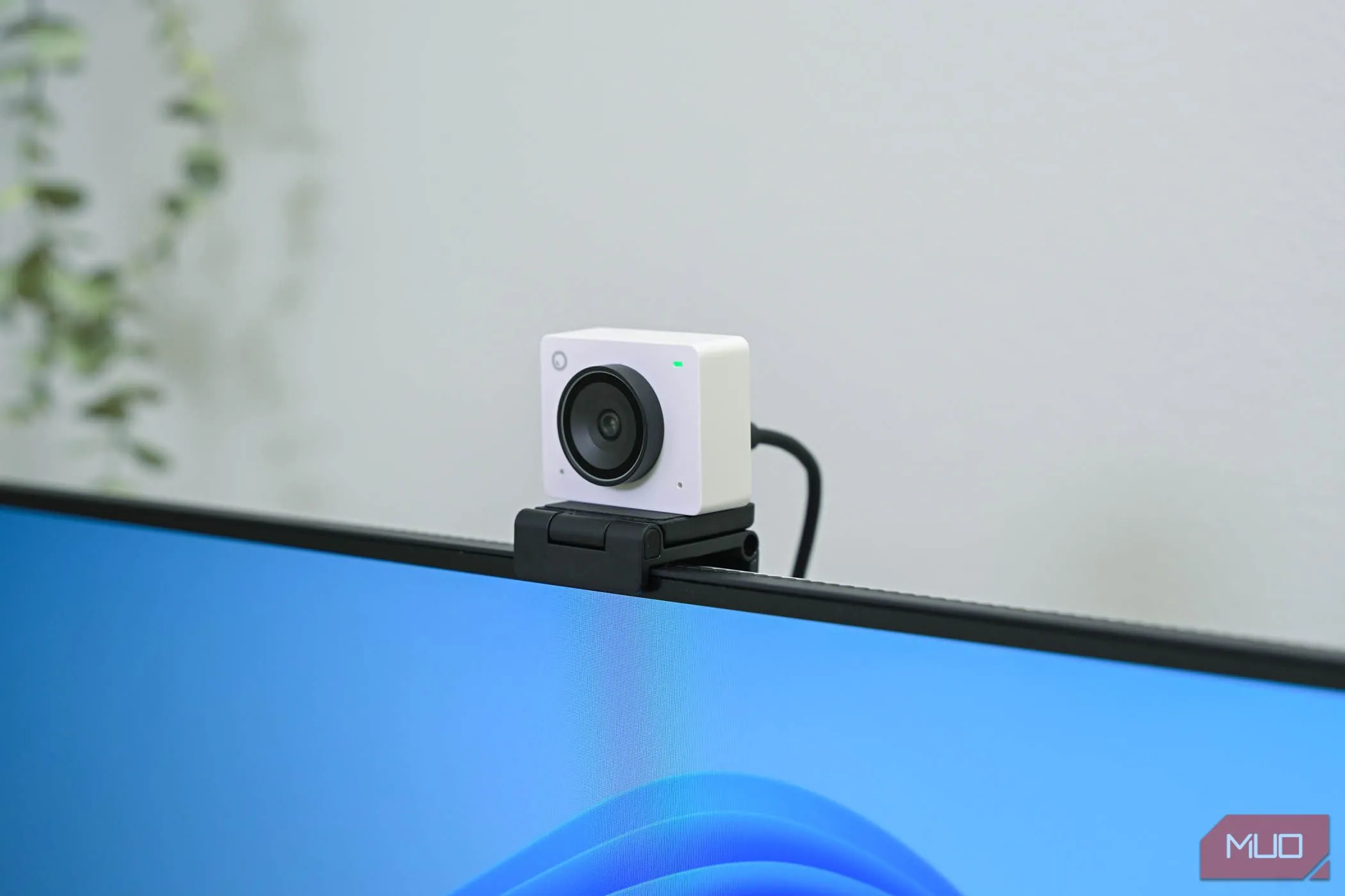 Webcam OBSBOT Meet 2 đặt trên màn hình, kết nối tiện lợi qua cổng USB của màn hình