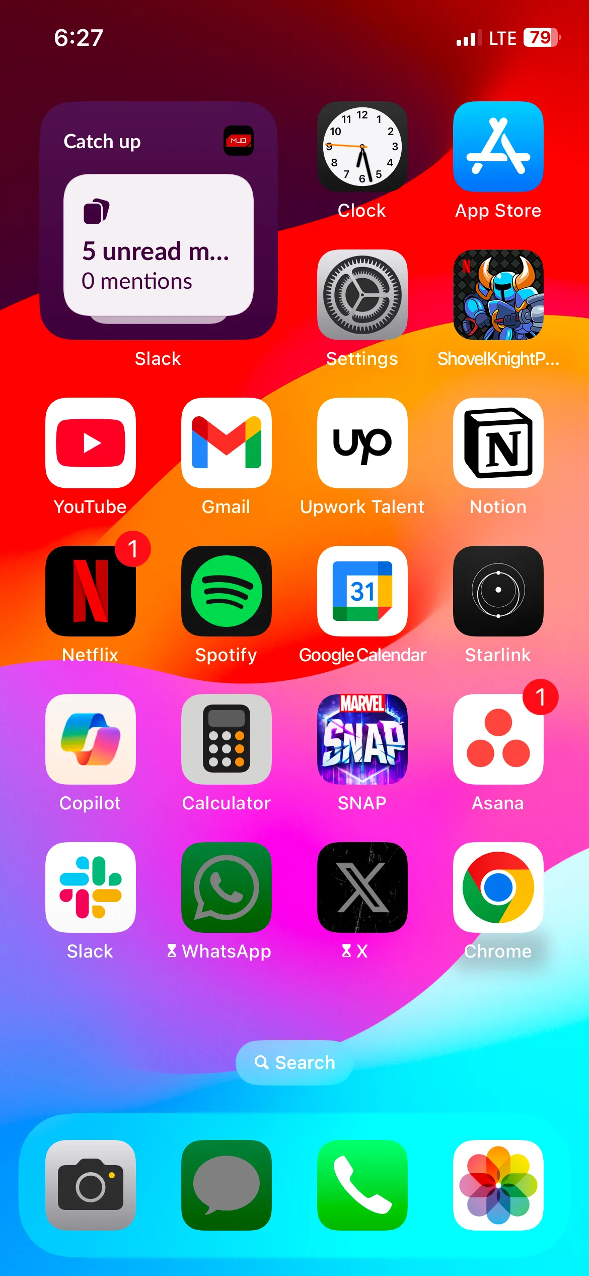 Widget Slack trên màn hình chính iPhone hiển thị số lượng tin nhắn chưa đọc từ các không gian làm việc