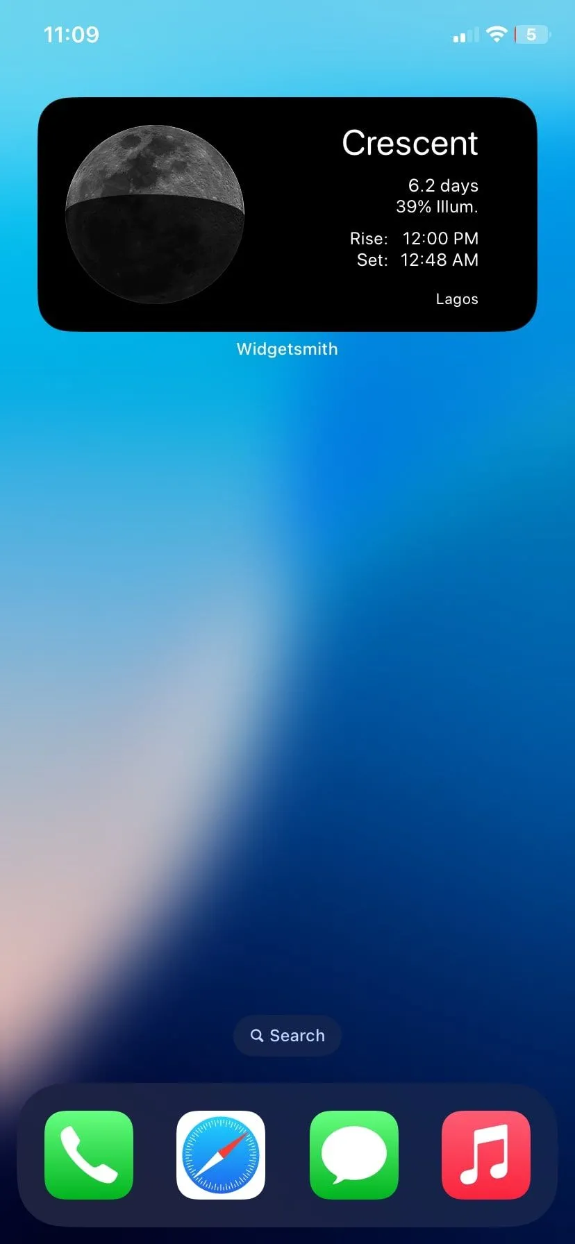 Widget Widgetsmith tùy chỉnh được hiển thị trên màn hình chính của iPhone
