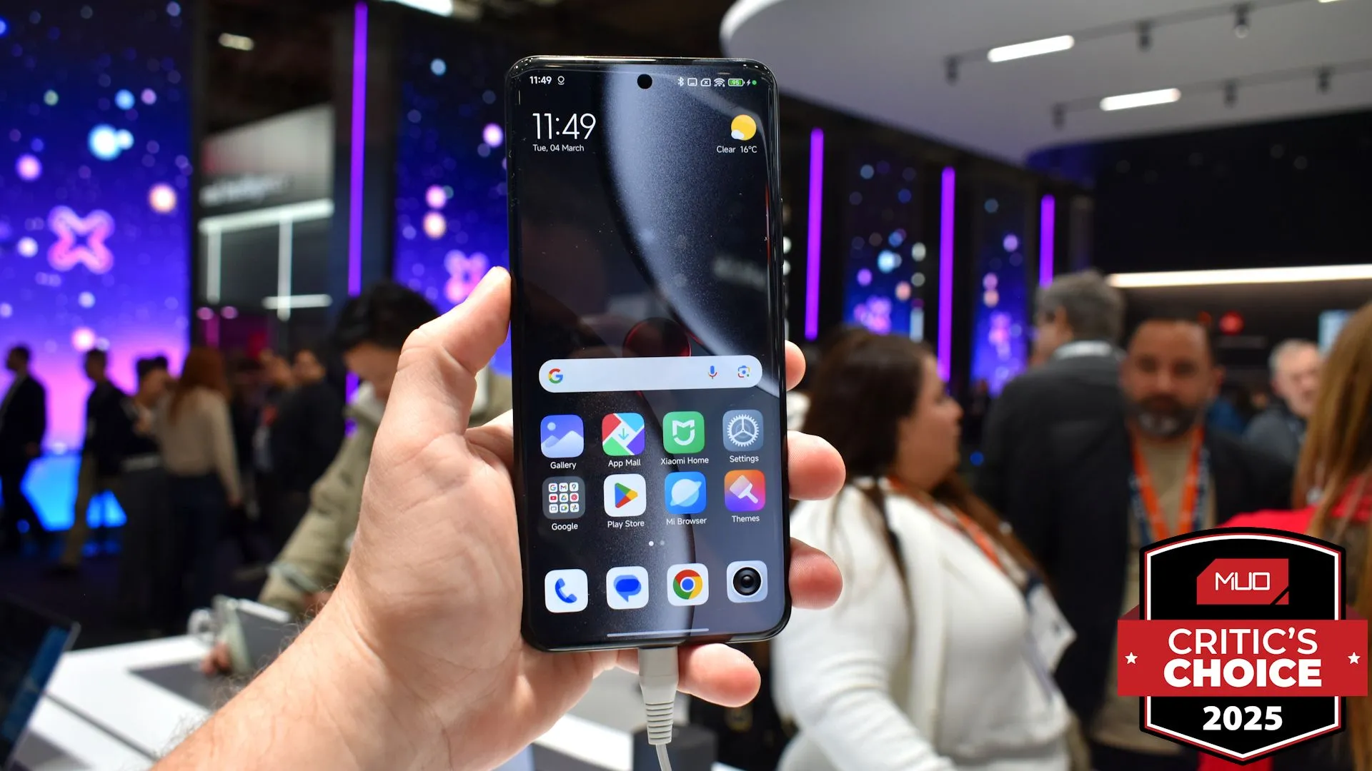 Xiaomi 15 Ultra hiển thị màn hình chính tại MWC 2025, với giải thưởng Best of MWC.