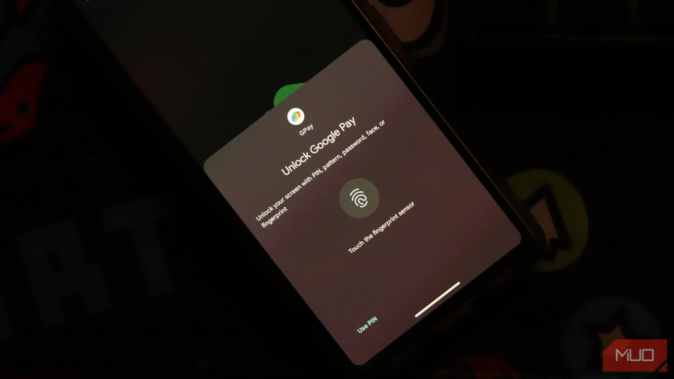 Yêu cầu xác thực sinh trắc học bằng vân tay khi mở ứng dụng Google Pay trên điện thoại.